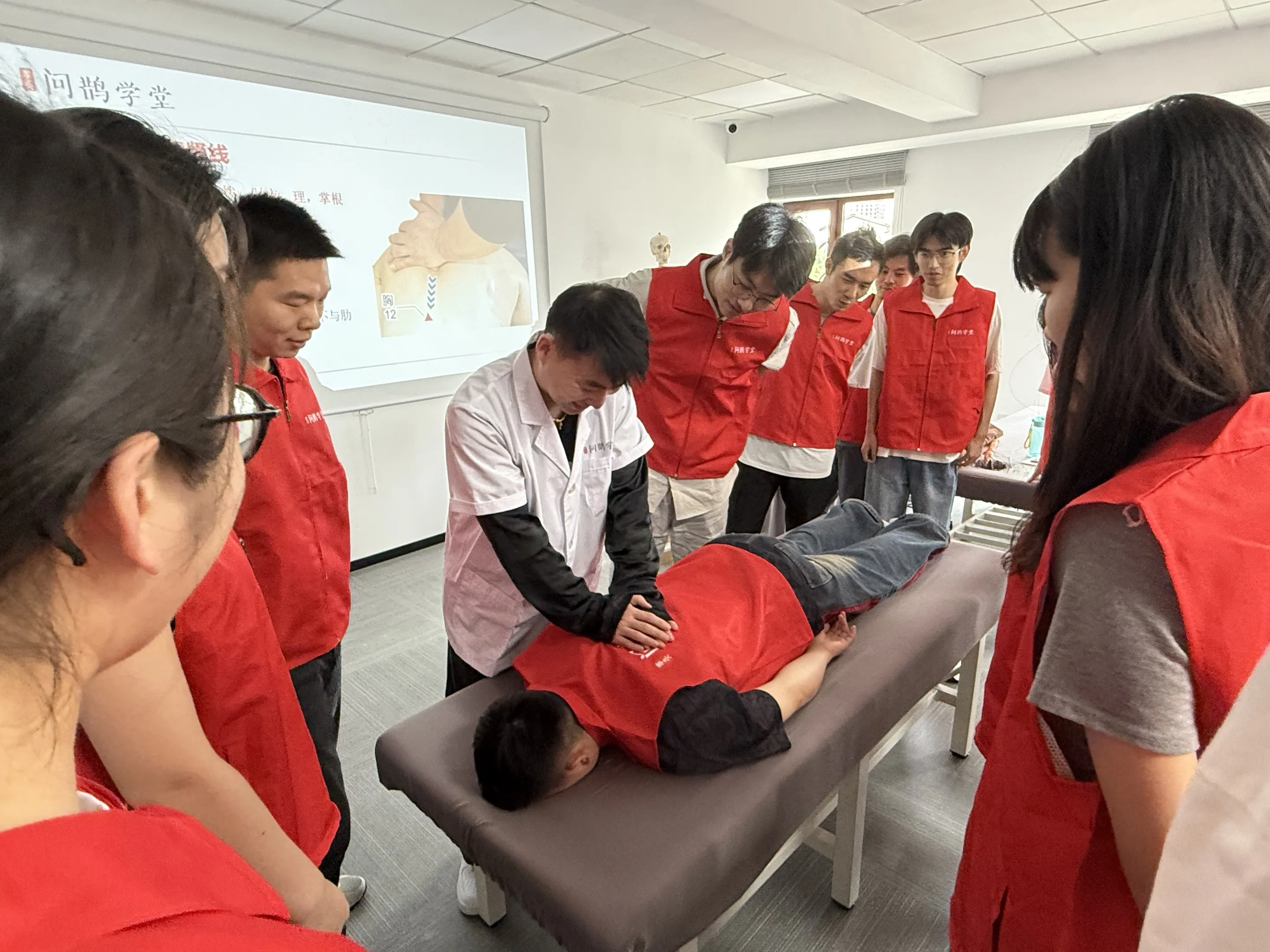 学天教育_杭州中医学校_老师教学