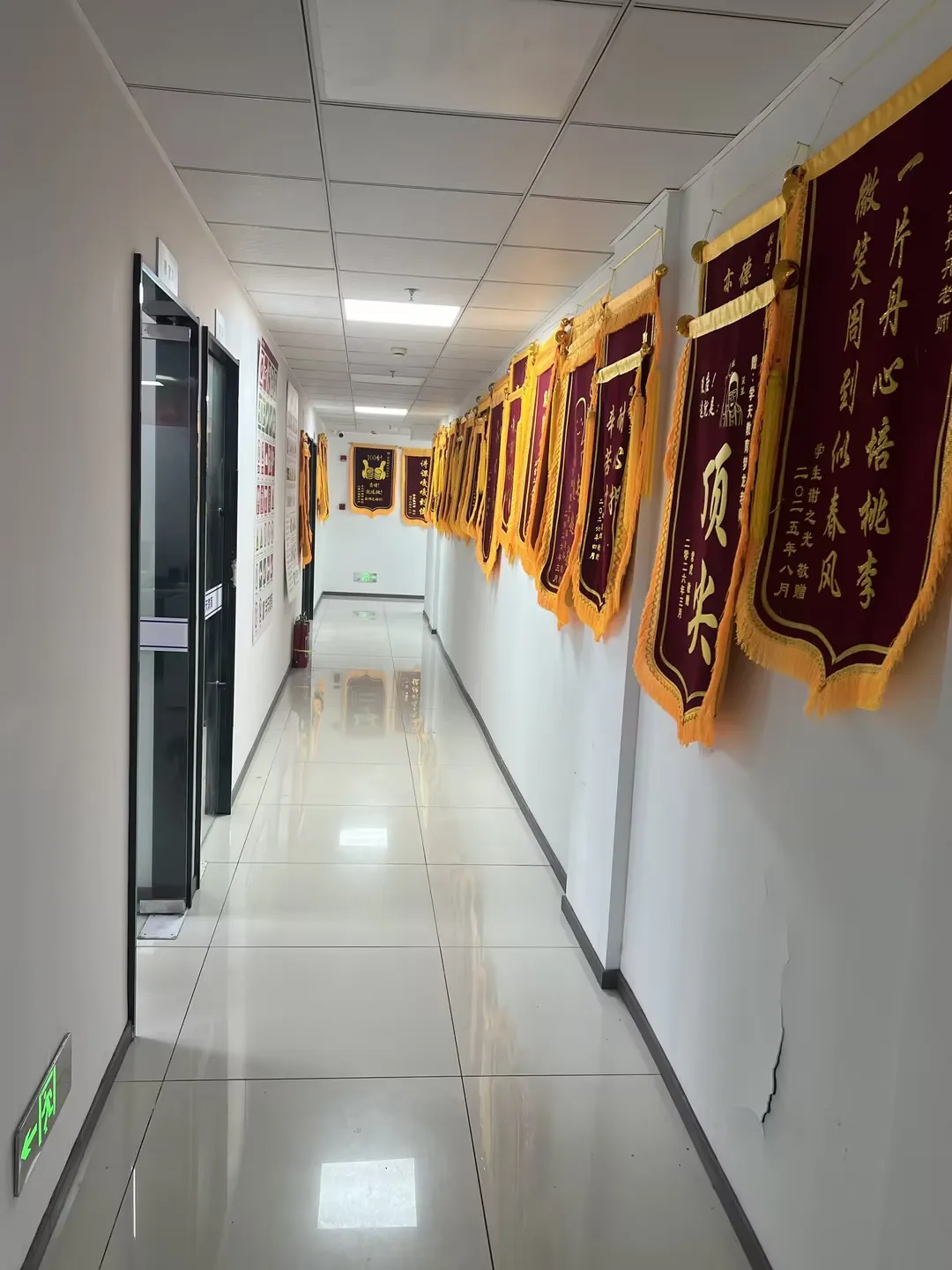 学天教育_绍兴消防学校_校区锦旗走廊